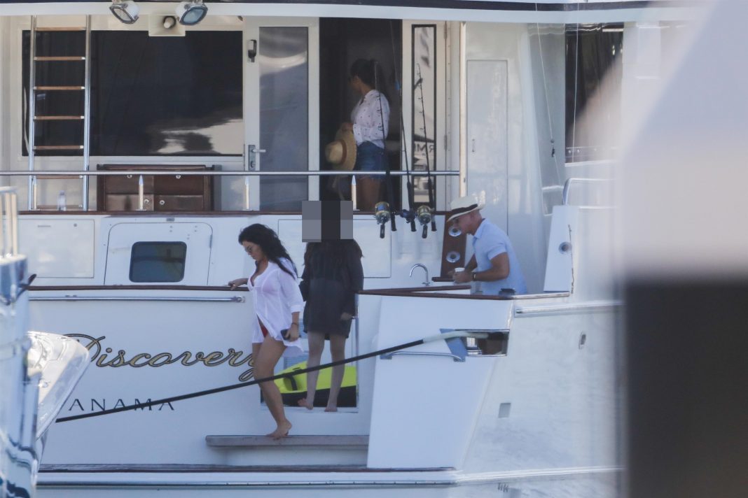 Jeff Bezos Seen Relaxing On Yacht With Girlfriend Lauren Sanchez On ...